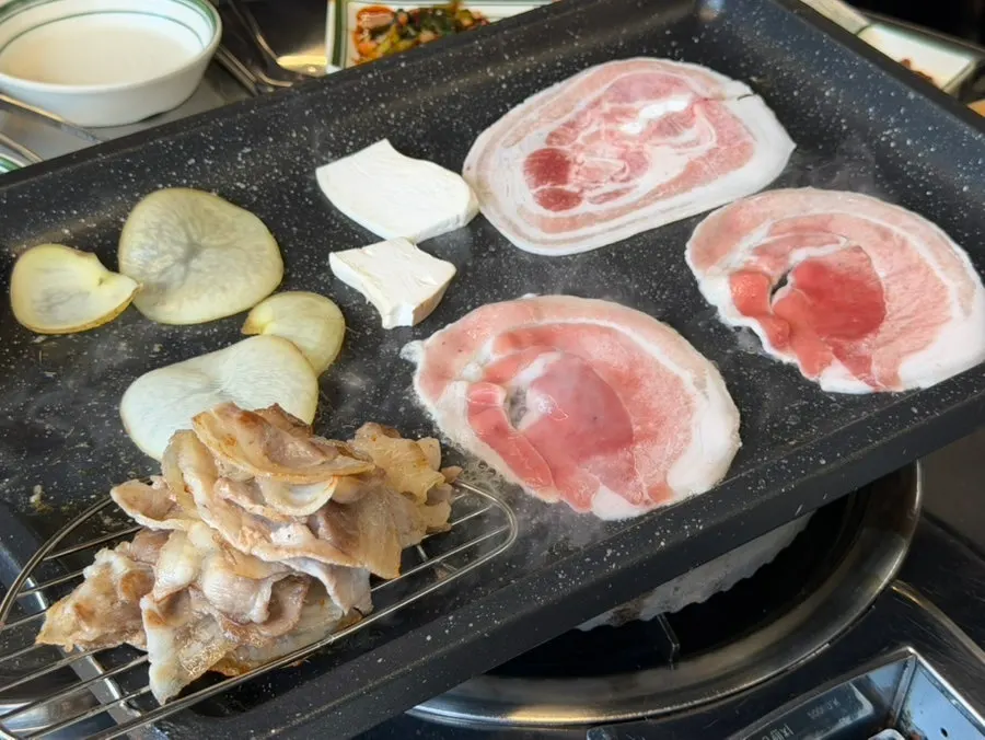 Naengsam eaten together with pa kimchi