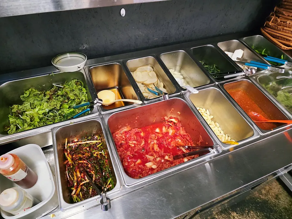Self-serve bar with wrap vegetables and extra side dishes