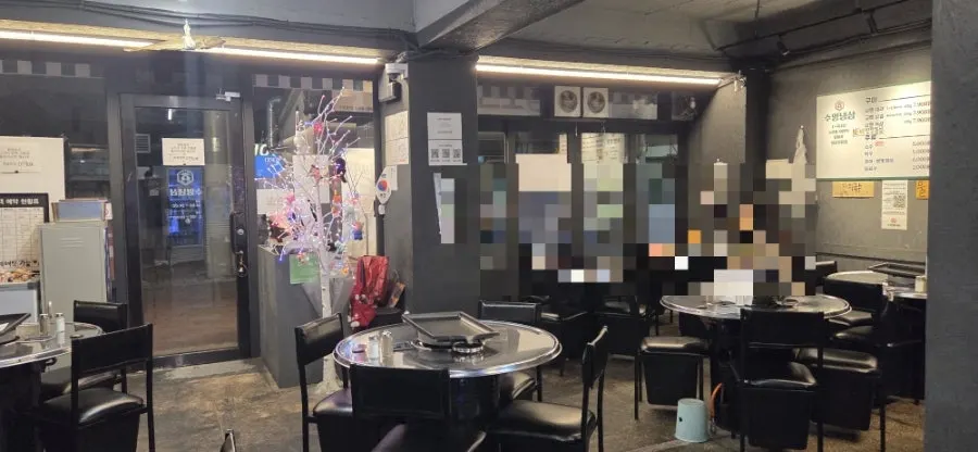 수영냉삼 매장 내부 테이블 자리