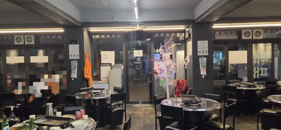 단체석이 있는 수영냉삼 내부 전경