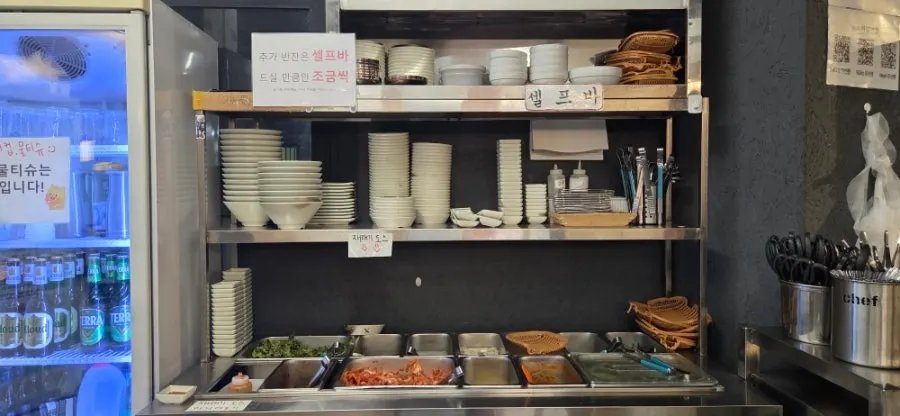 쌈채소와 반찬이 놓인 셀프바