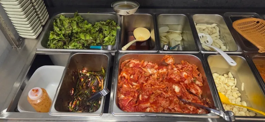 김치와 마늘이 담긴 셀프바 코너