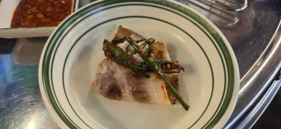 구운 냉삼에 파김치 올린 조합