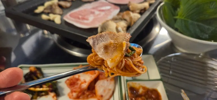 비빔국수에 올린 냉삼 한 점