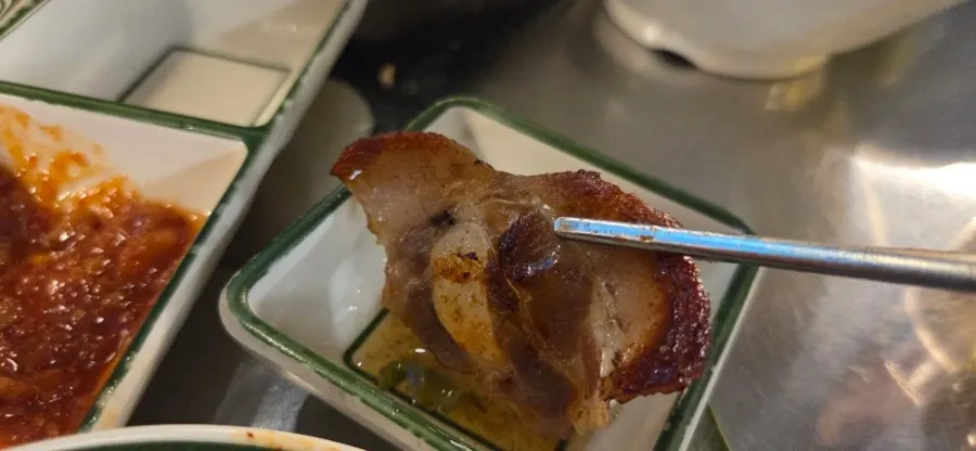 소금 기름장에 찍은 냉동 삼겹살