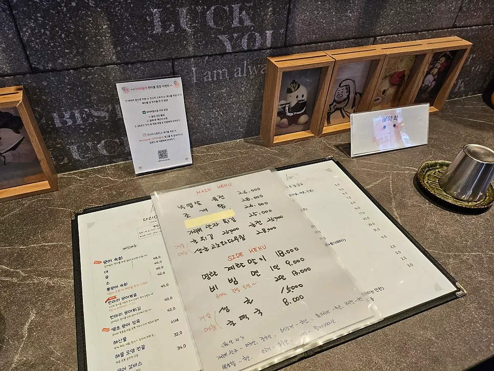 다리여덟개 매장 내부 아기자기한 인테리어