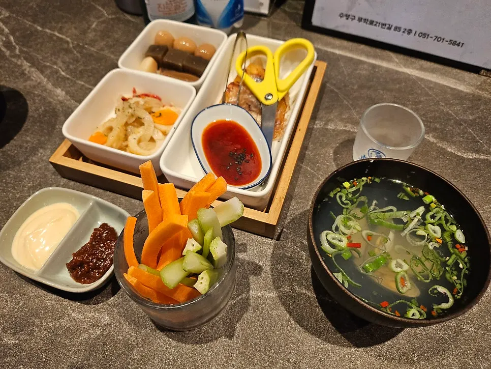 다리여덟개 테이블 세팅