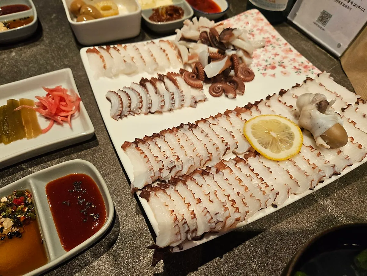 마요네즈 쌈장 초장 소스를 곁들인 기본 안주 상