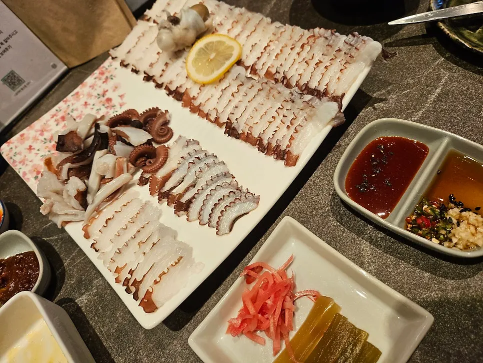 부위별로 썰어 나온 문어숙회