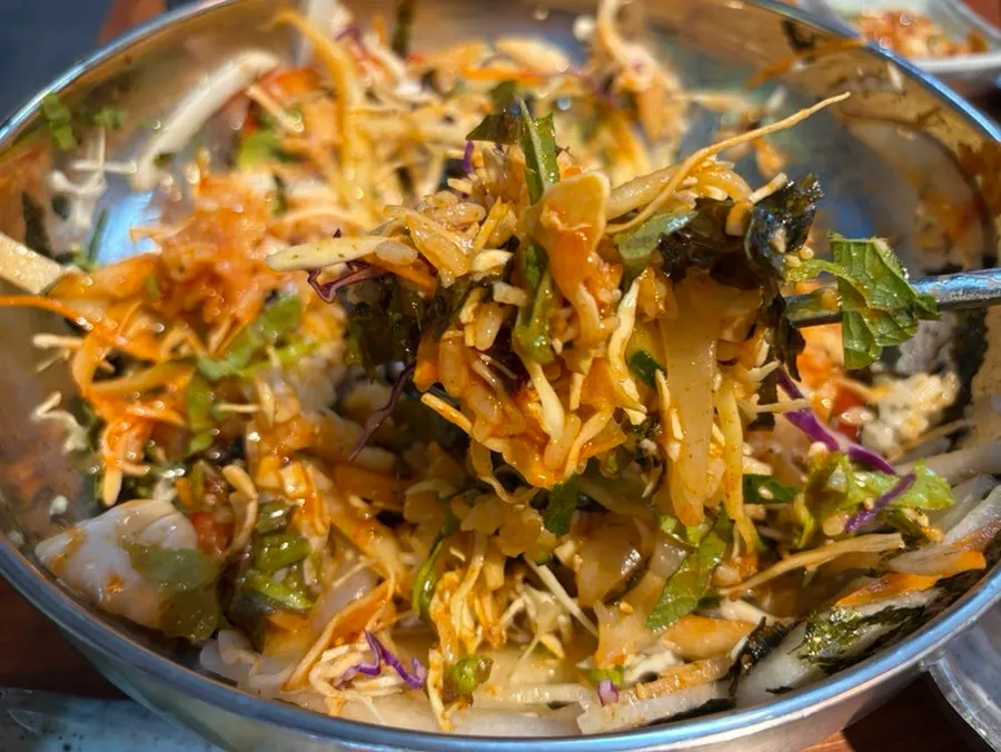 Mixed hoedeopbap with sesame oil aroma rising