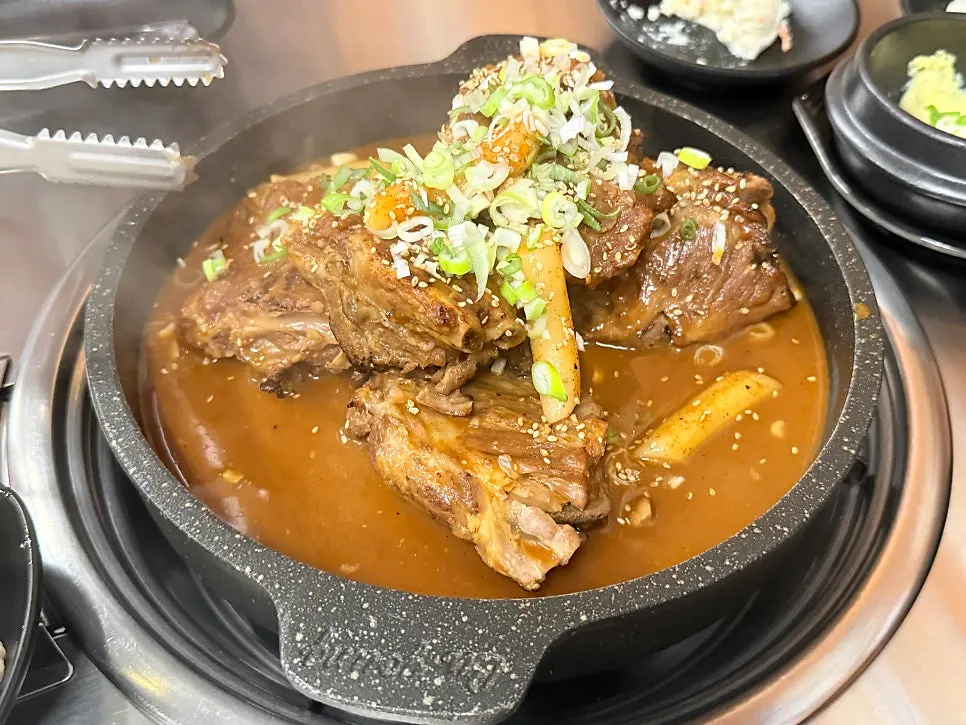 Paldo Ppyeogui bone grill kept warm for eating
