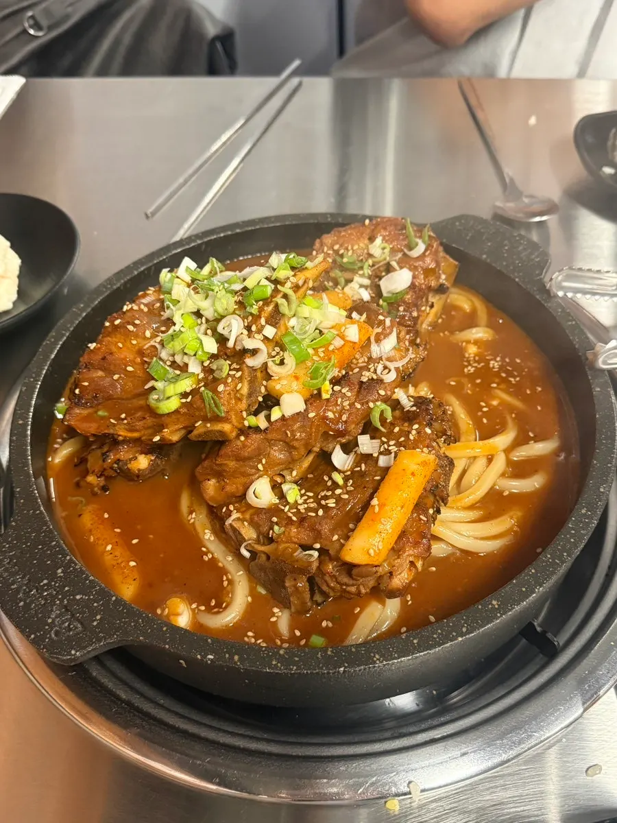 떡과 우동사리를 곁들인 뼈구이