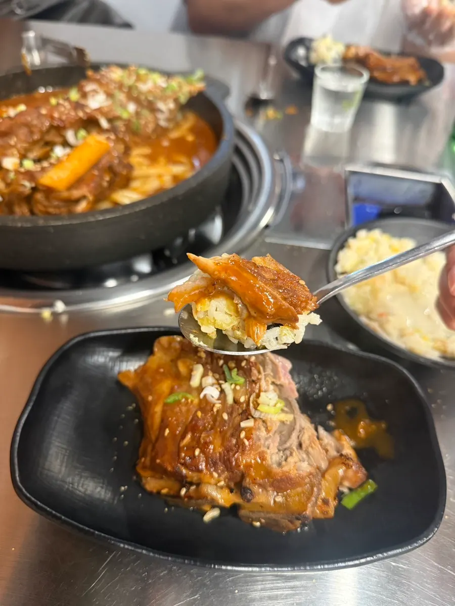 뼈구이와 주먹밥 세트