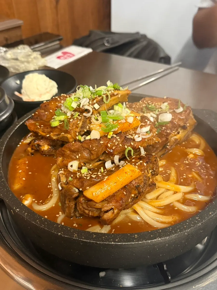 일회용 장갑과 뼈구이 먹는 모습