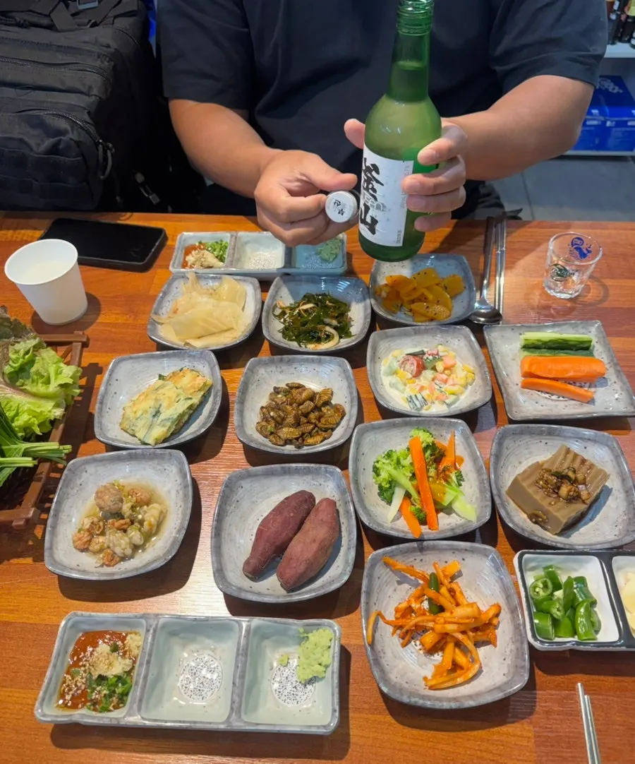 신통영굴국밥 테이블에 깔린 스끼다시 반찬