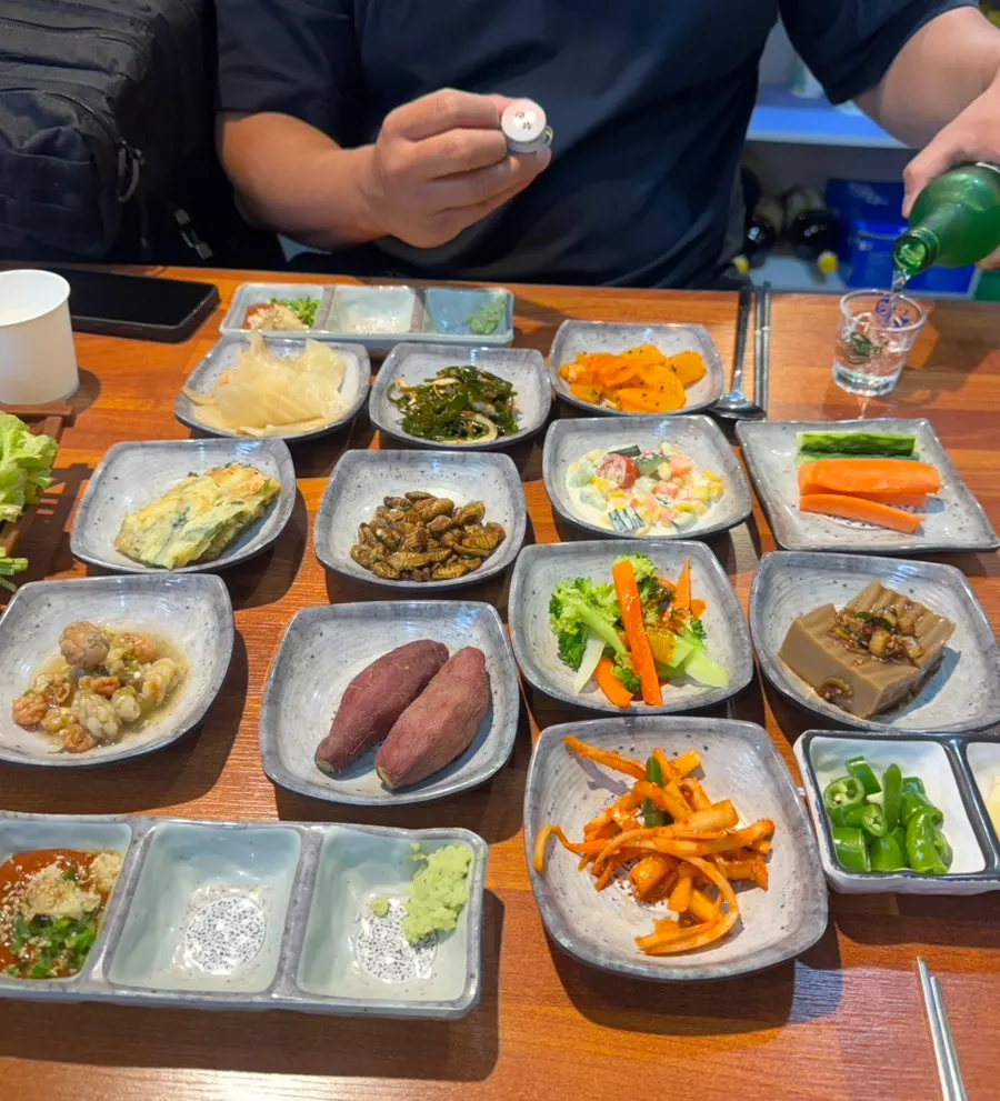 부산 소주와 잔이 놓인 테이블