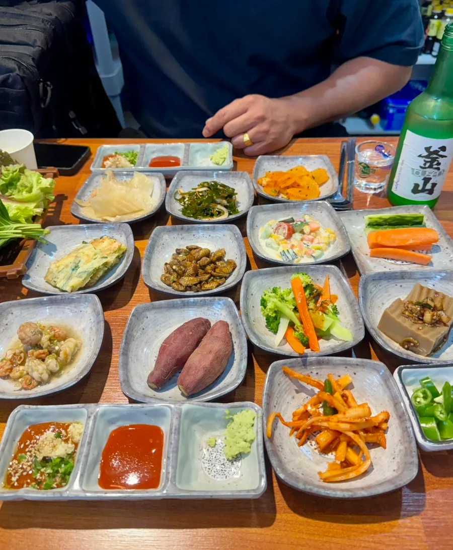 회 나오기 전 반찬과 소주잔
