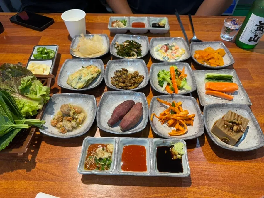 고구마 도토리묵 도라지무침 콘샐러드 스끼다시 한상