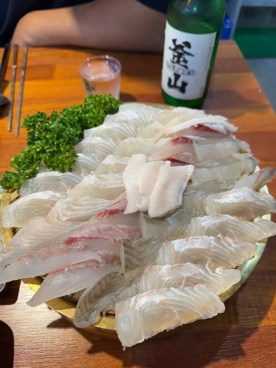 야무지게 깔린 횟집 기본 반찬 상차림