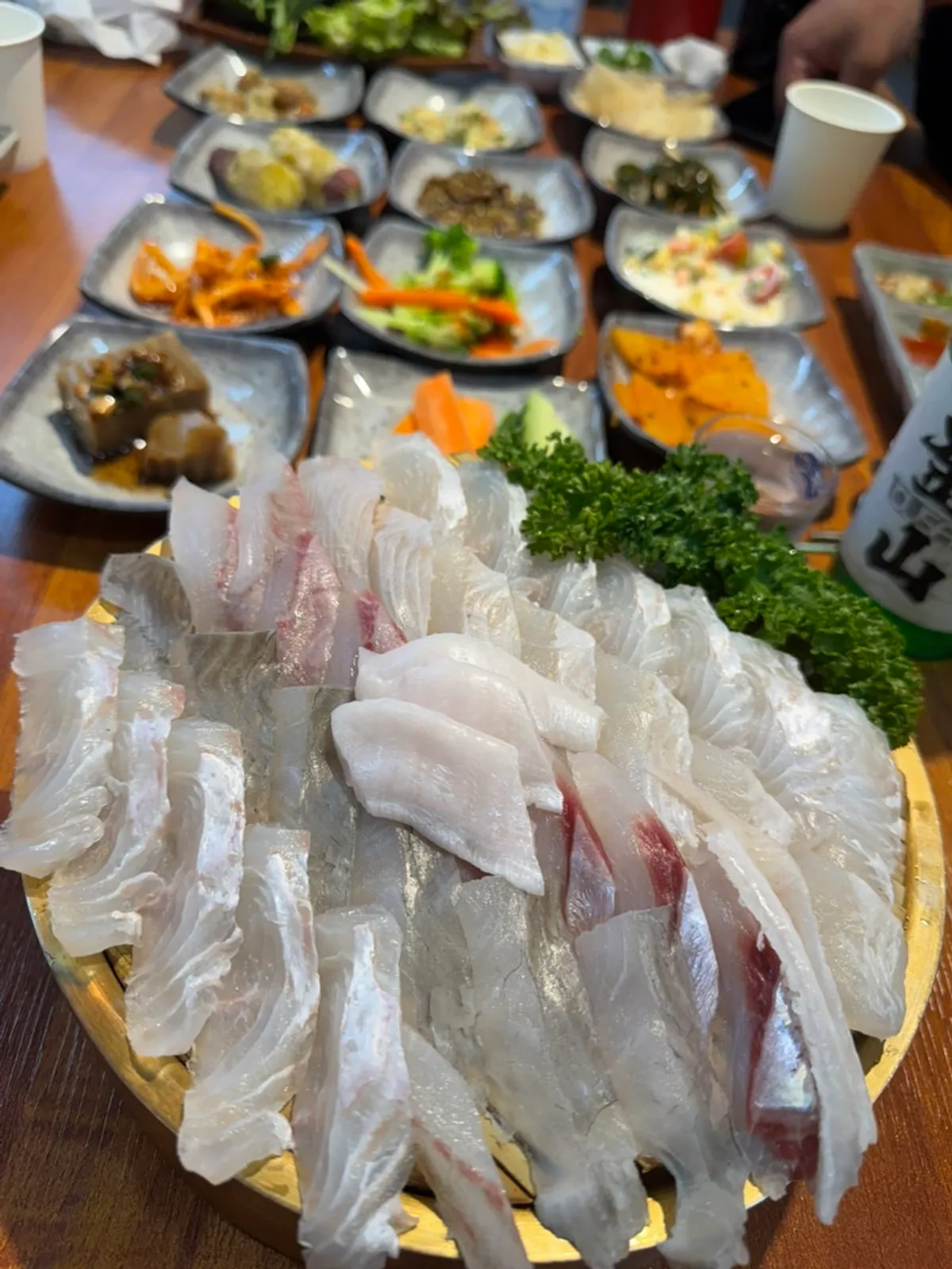 신통영굴국밥 모듬회와 술 한상 차림