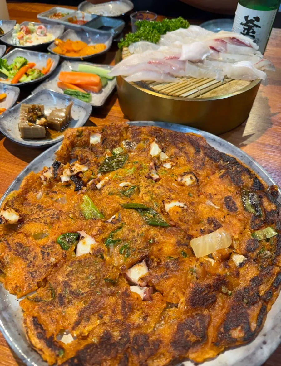 회와 반찬이 함께 놓인 저녁 술상