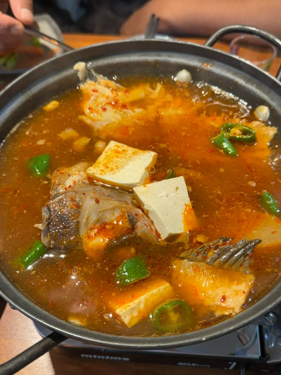 김치전과 회를 함께 차린 테이블