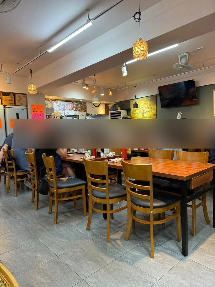 Tables at Sintongyeong Gul Gukbap full of customers