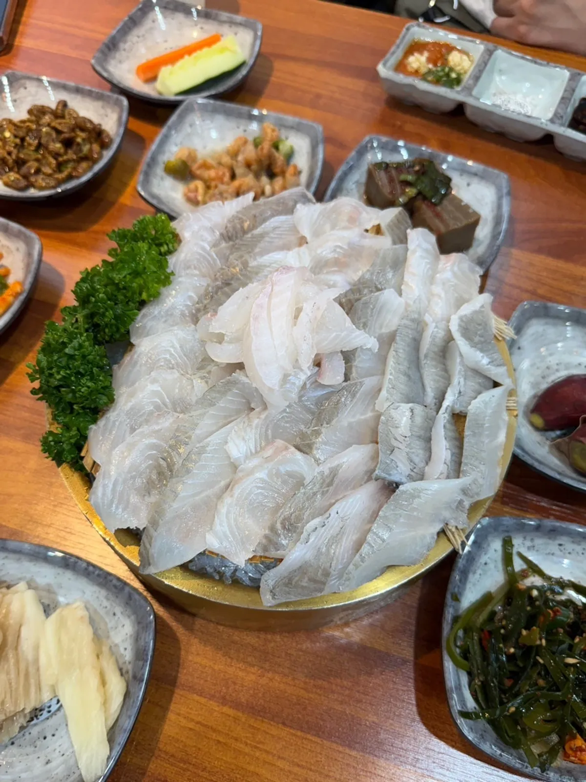 Small assorted sashimi platter at Sintongyeong Gul Gukbap