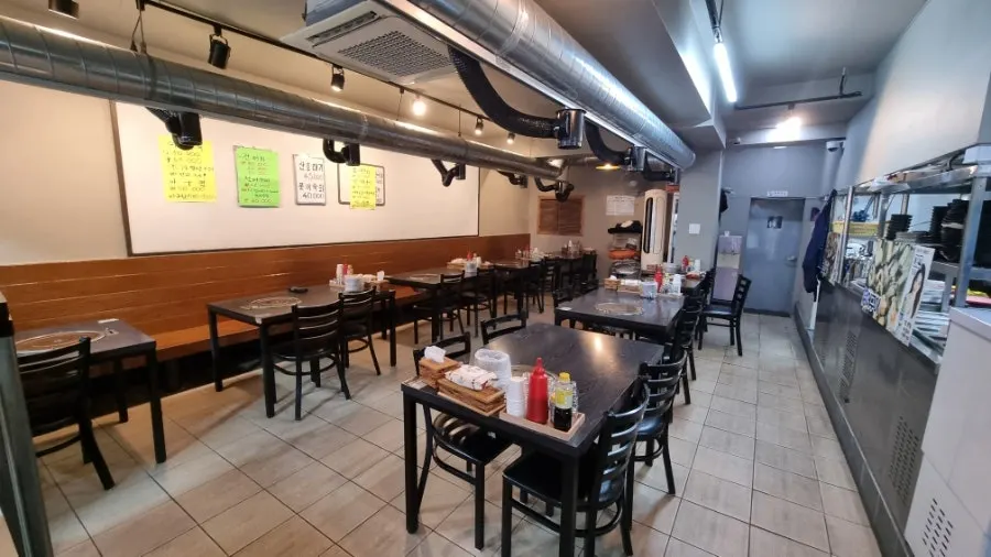 โต๊ะจัดเตรียมพร้อมเสิร์ฟที่ร้าน Sintongyeong