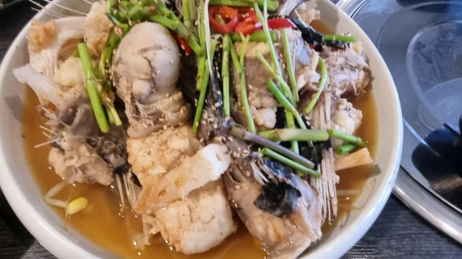 จานอากูซูยุกโรยต้นหอม พริก และงา
