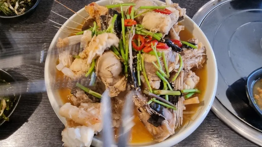 เนื้ออากูชิ้นใหญ่ในจานอากูซูยุก