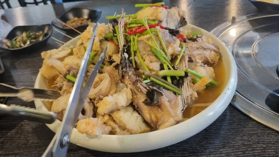 จานอากูซูยุกปริมาณเยอะของร้าน Sintongyeong
