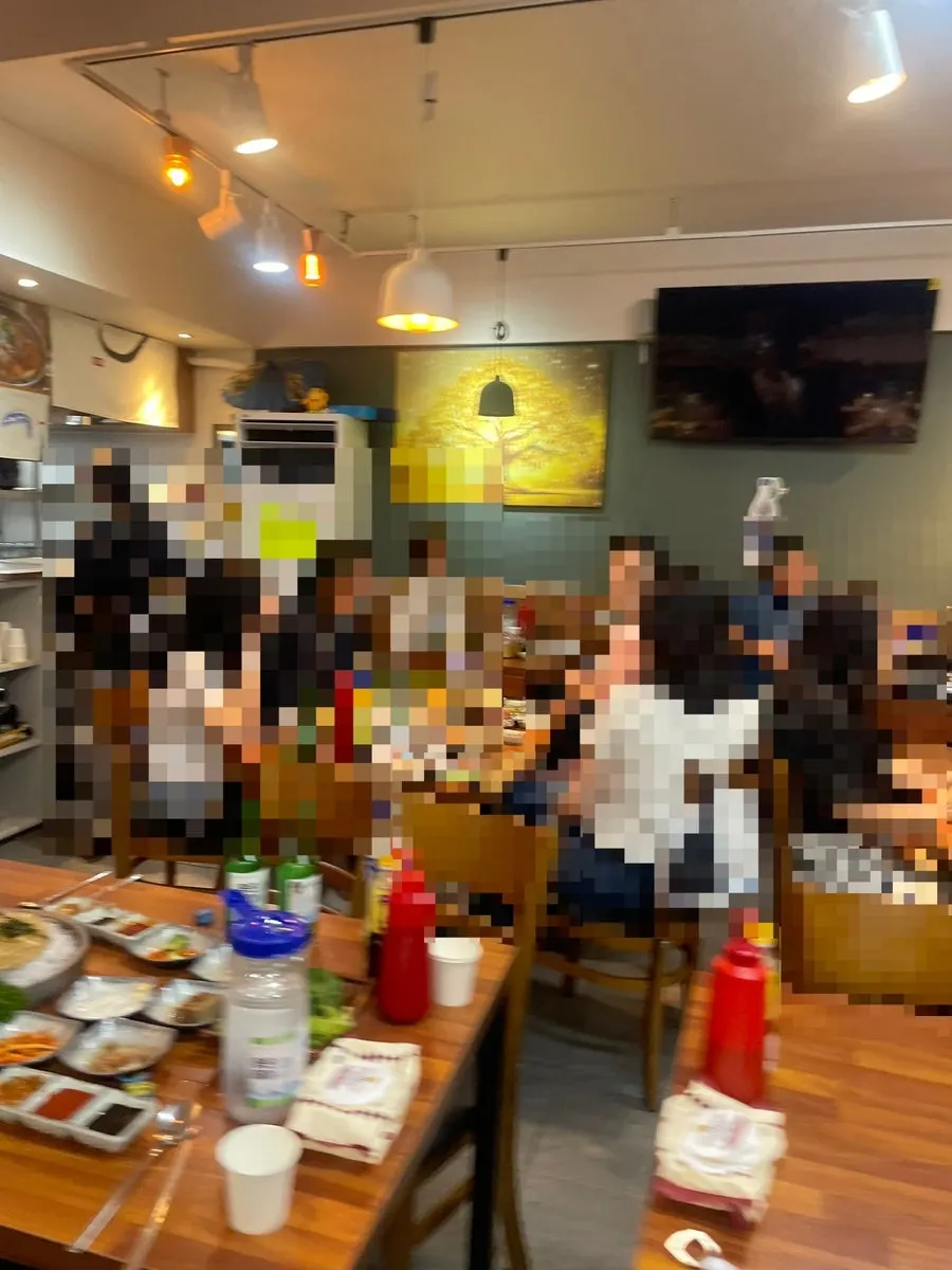 저녁 시간 손님으로 붐비는 신통영굴국밥 내부