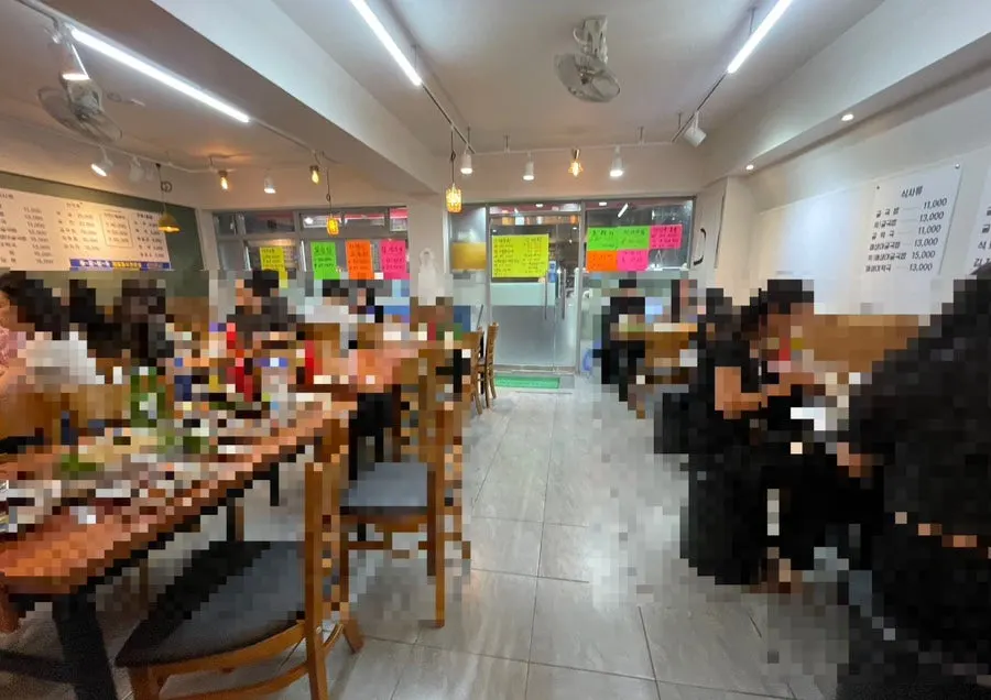 넓은 매장에 예약석만 비어 있는 홀 풍경