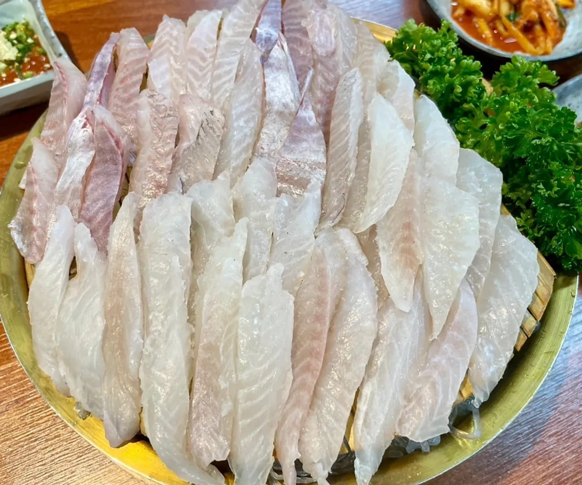 탱글한 식감의 자연산 모듬회 접시