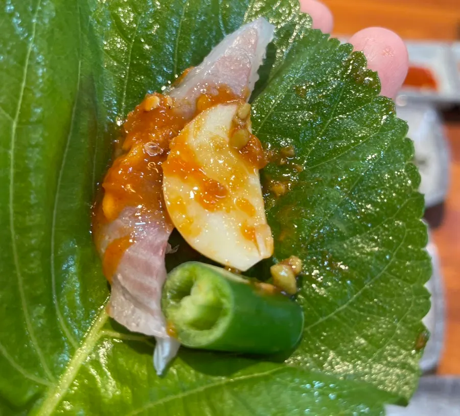 초장과 쌈장을 곁들인 자연산 회