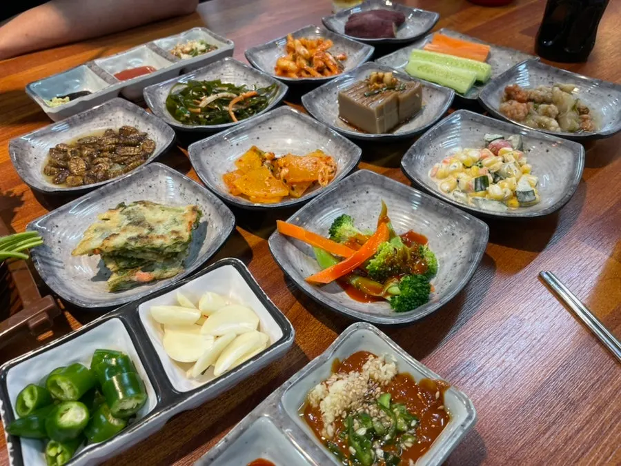 회와 함께 나온 여러 가지 기본찬