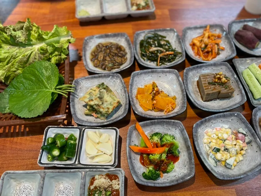 신선한 야채와 밑반찬이 깔린 상차림