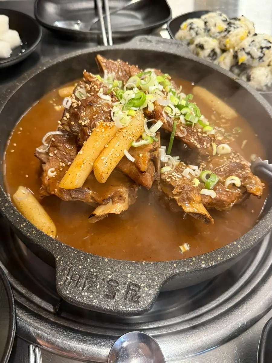 Soy-sauce bone grill served on a cast-iron plate