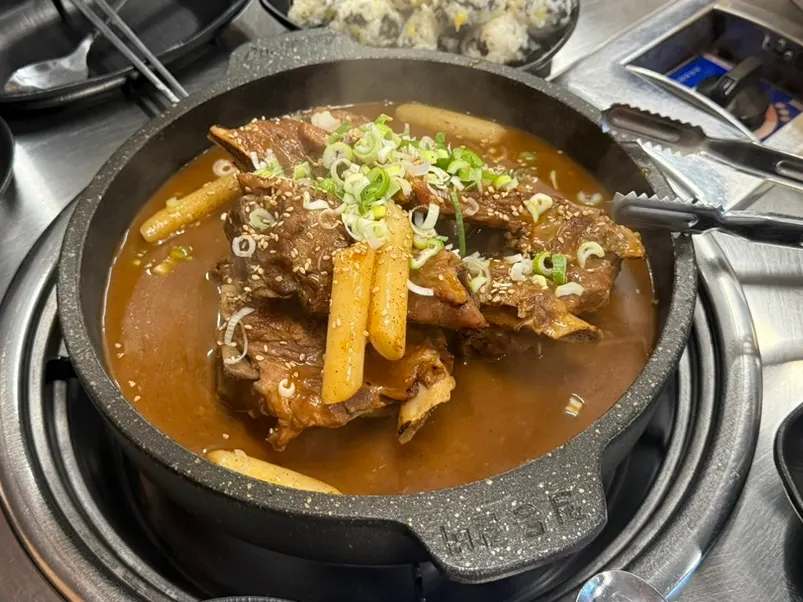 Soy-sauce bone grill with rice cakes