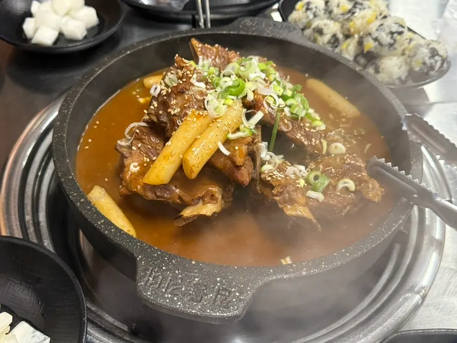 A hot cast-iron plate of soy-sauce bone grill
