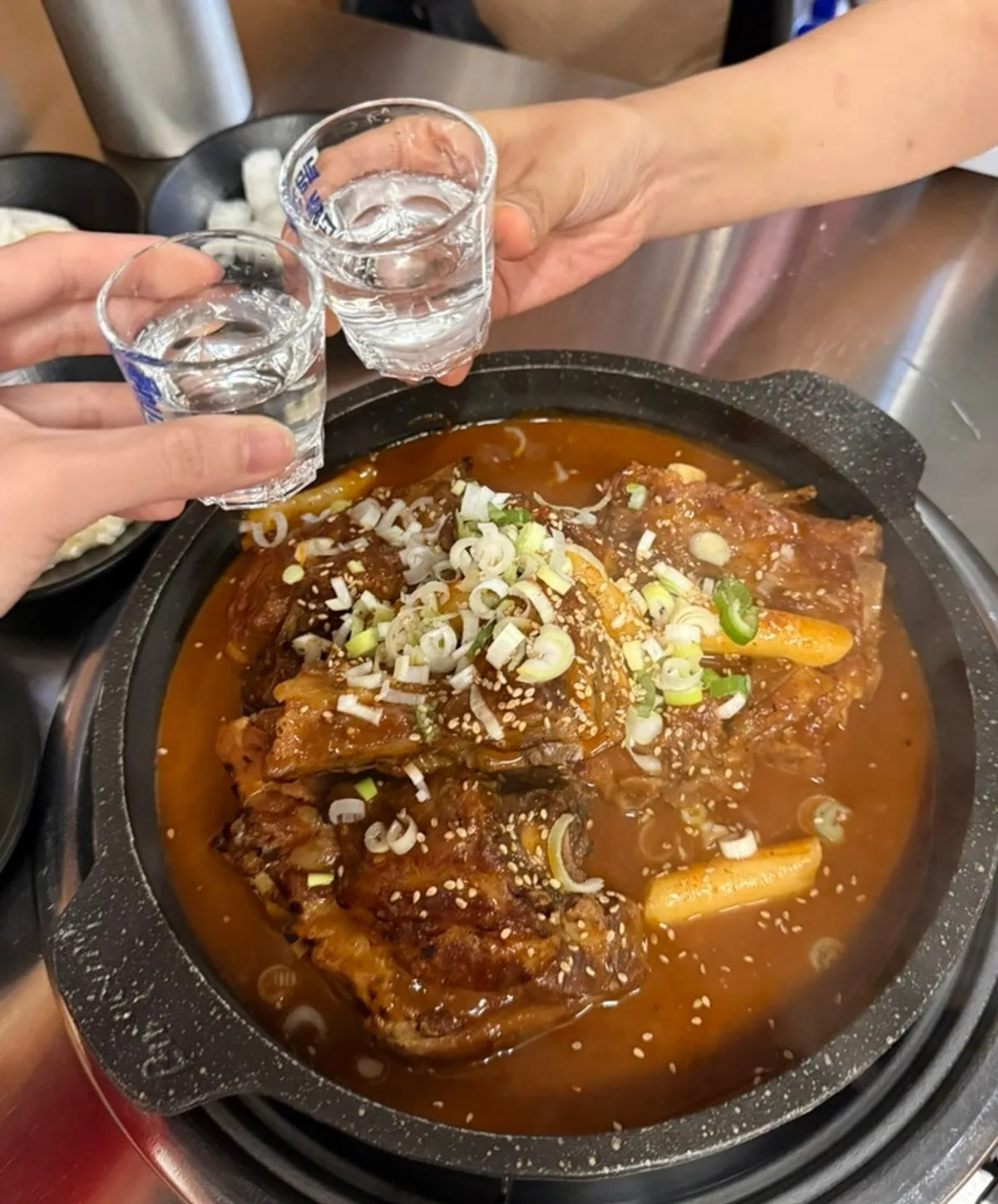 A full plate of Paldo Ppyeogui bone grill in the spicy flavor