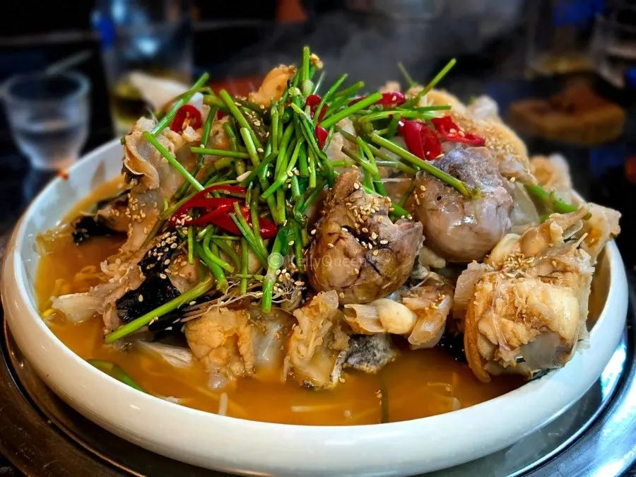 Small-size agu suyuk topped with water parsley and bean sprouts