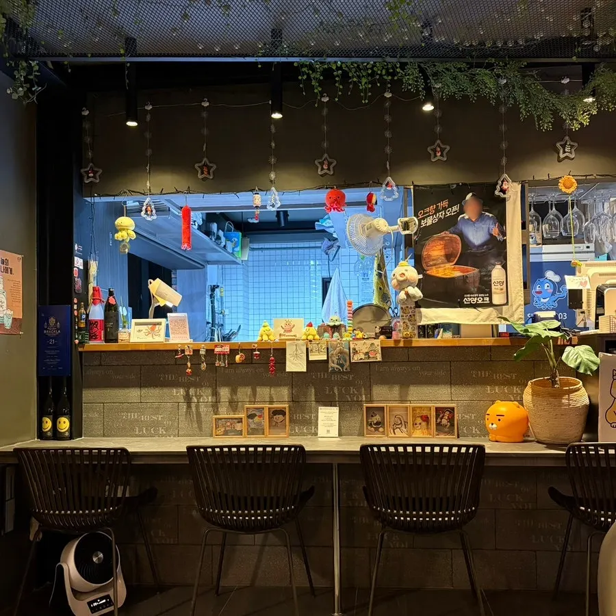 Dari Yeodeolgae's 2nd-floor interior with toned-down lighting