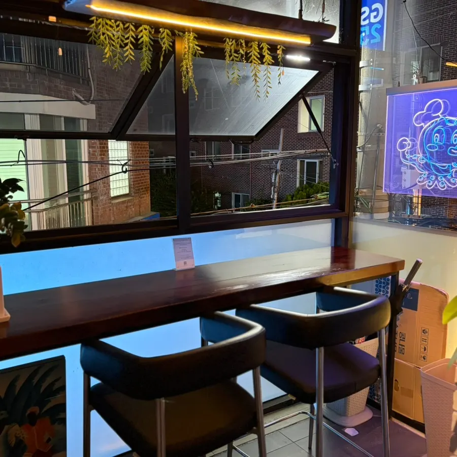 Bar-style counter seating at Dari Yeodeolgae facing outside