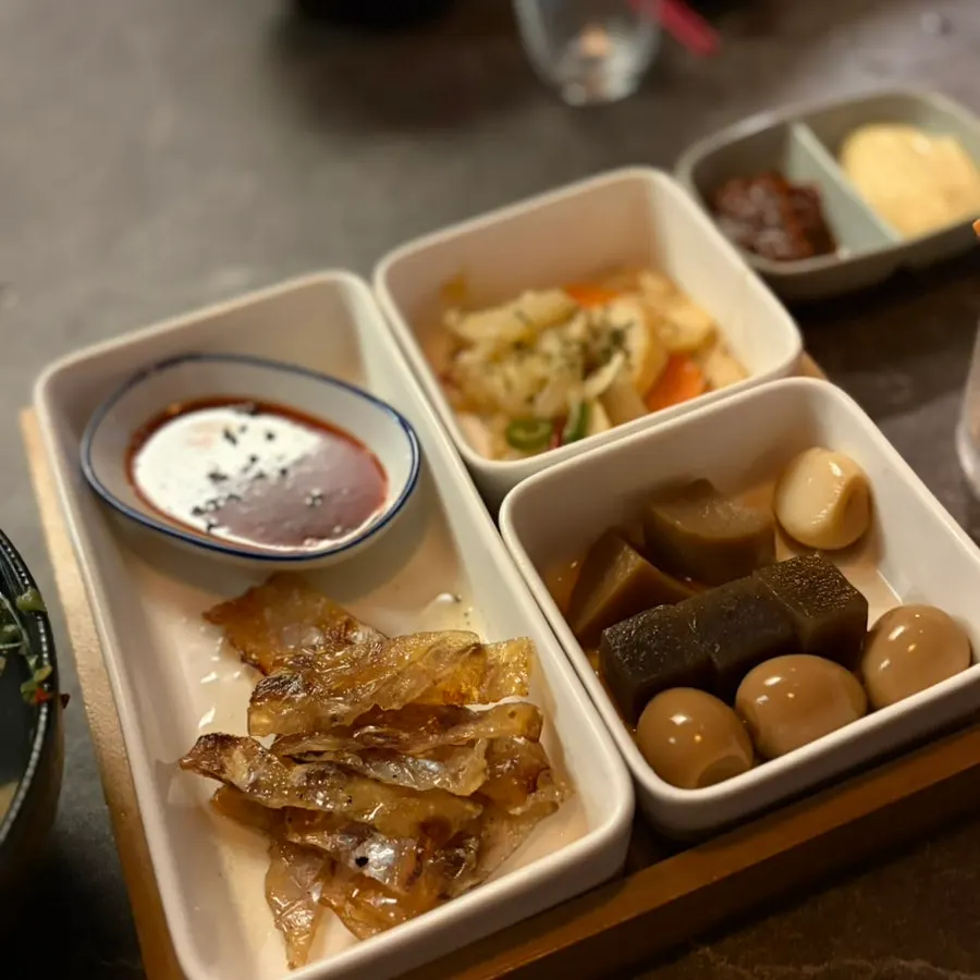 Dried filefish and vegetables served as complimentary side dishes