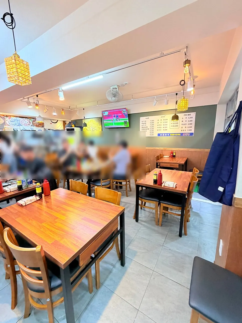 The interior of Sintongyeong Gul Gukbap packed with customers