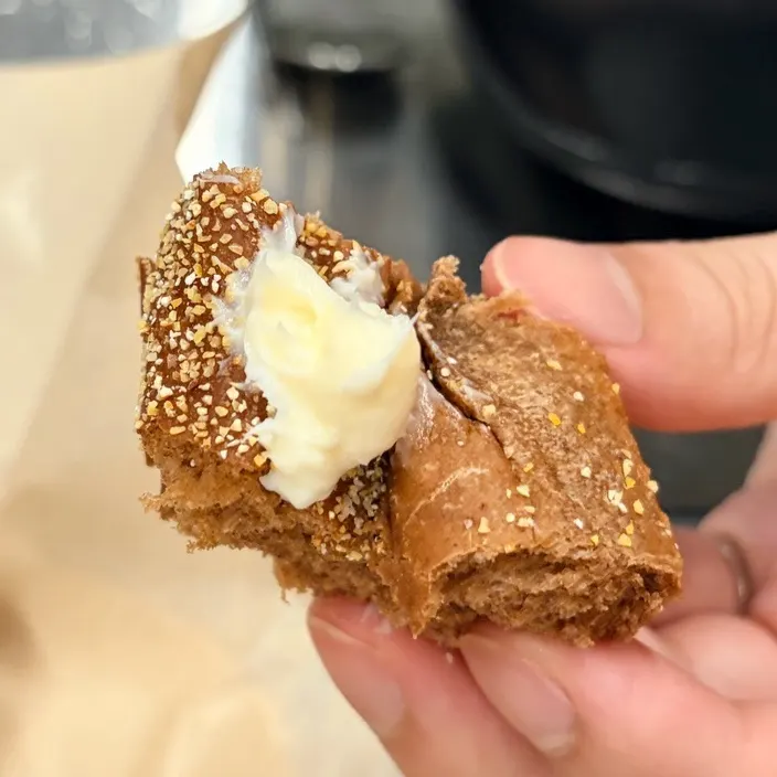 Bushman bread with cream