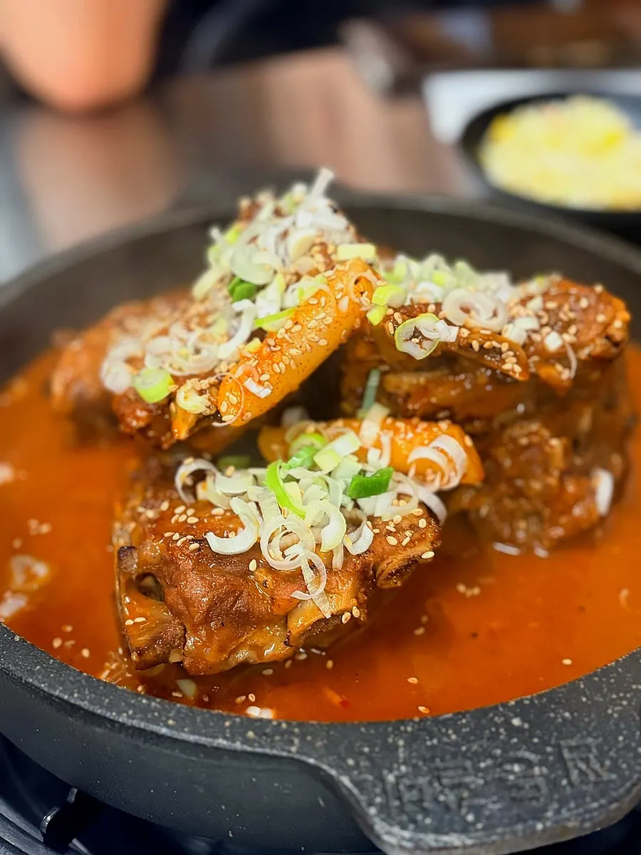 Bone grill on a hot stone plate