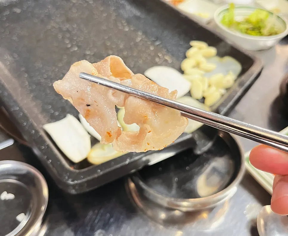 Thin frozen pork belly dipped in salt-oil sauce